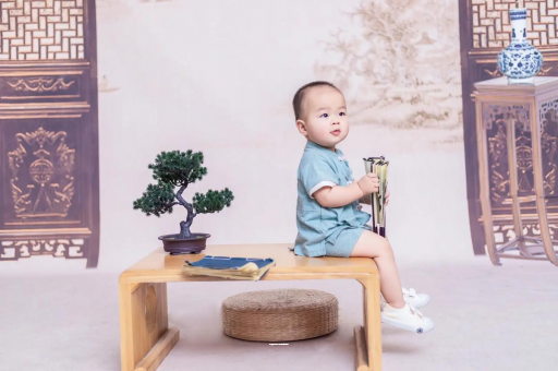 靖边宝宝边吃奶边挣扎烦躁